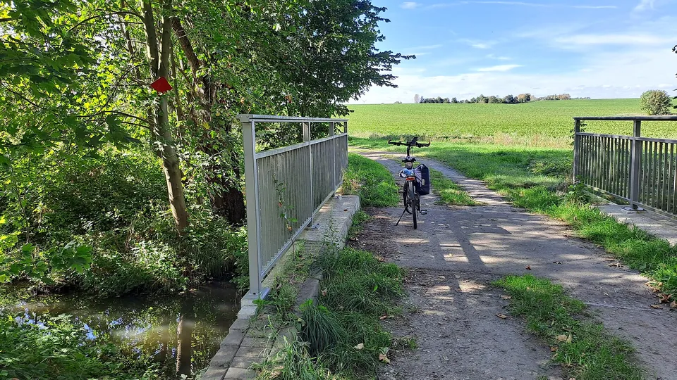 Fahrrad auf einer kleinen Brücke an einem Feldweg